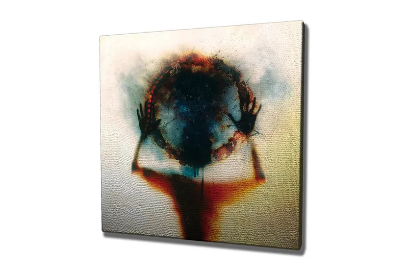 Canvas-taulu - Siluetti henkilöstä, joka pitelee väri- ja valoympyrää, Musta / Sininen / Punainen