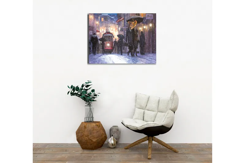 Canvas-taulu - Tumma kaupunkinäkymä vanhanaikaisella raitiovaunulla ja ihmisillä sateenvarjojen kanssa lumisateessa - Tummansininen / Punainen / Harmaa - Sisustustuotteet - Taulu & taide - Canvas-taulu