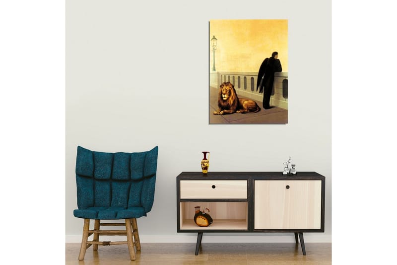 Canvas-taulu - Tummapukuinen siivekäs mies seisoo kaiteen vieressä, leijona makaa vieressään - Kulta / Musta / Ruskea - Sisustustuotteet - Taulu & taide - Canvas-taulu