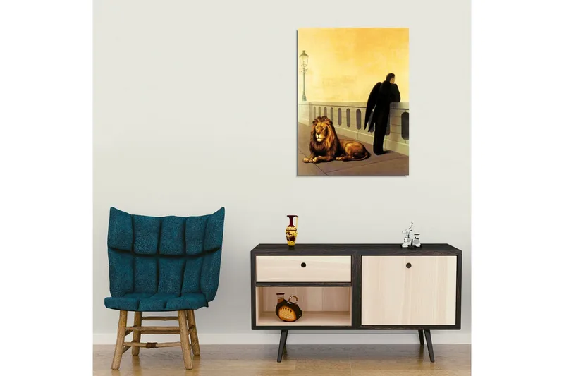 Canvas-taulu - Tummapukuinen siivekäs mies seisoo kaiteen vieressä, leijona makaa vieressään - Kulta / Musta / Ruskea - Sisustustuotteet - Taulu & taide - Canvas-taulu