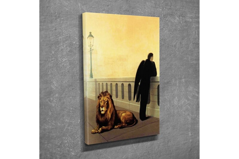 Canvas-taulu - Tummapukuinen siivekäs mies seisoo kaiteen vieressä, leijona makaa vieressään - Kulta / Musta / Ruskea - Sisustustuotteet - Taulu & taide - Canvas-taulu