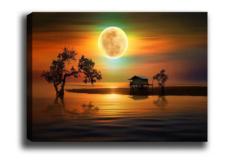 Canvas-taulu - Tunnelmallinen maisema mökillä veden äärellä suuren täysikuun alla, Oranssi / Sininen / Vihreä