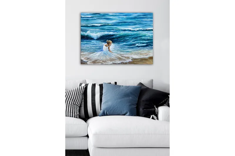 Canvas-taulu - Tyttö valkoisessa mekossa leikkimässä meren rannalla - Sininen / Valkoinen / Beige - Sisustustuotteet - Taulu & taide - Canvas-taulu