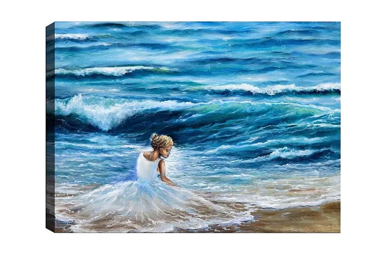 Canvas-taulu - Tyttö valkoisessa mekossa leikkimässä meren rannalla, Sininen / Valkoinen / Beige