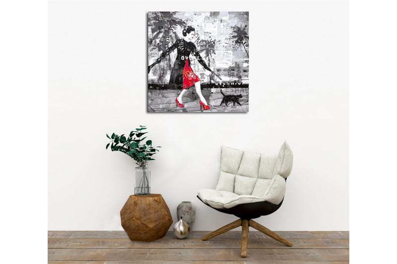 Canvas-taulu - Tyylikäs nainen punaisessa mekossa mustan kissan kanssa kaupunkiympäristössä - Punainen / Musta / Harmaa - Sisustustuotteet - Taulu & taide - Canvas-taulu