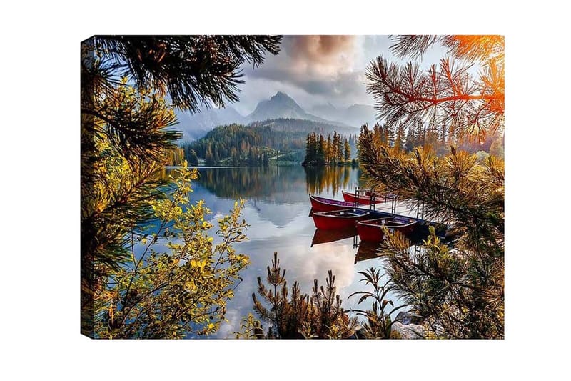 Canvas-taulu - Tyyni järvi punaisilla veneillä, joita ympäröivät rehevät puut ja vuoret taustalla - Vihreä / Punainen / Sininen - Sisustustuotteet - Taulu & taide - Canvas-taulu