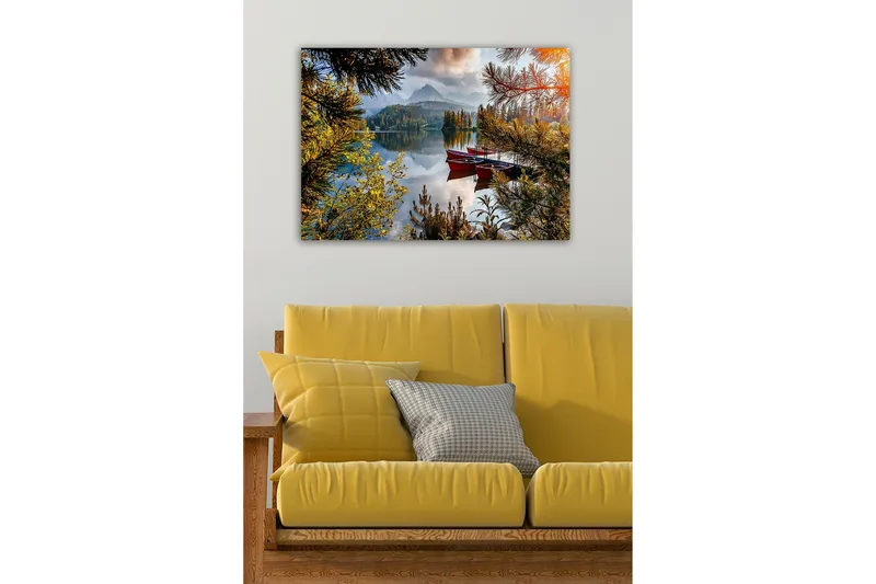 Canvas-taulu - Tyyni järvi punaisilla veneillä, joita ympäröivät rehevät puut ja vuoret taustalla - Vihreä / Punainen / Sininen - Sisustustuotteet - Taulu & taide - Canvas-taulu