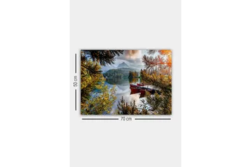 Canvas-taulu - Tyyni järvi punaisilla veneillä, joita ympäröivät rehevät puut ja vuoret taustalla - Vihreä / Punainen / Sininen - Sisustustuotteet - Taulu & taide - Canvas-taulu
