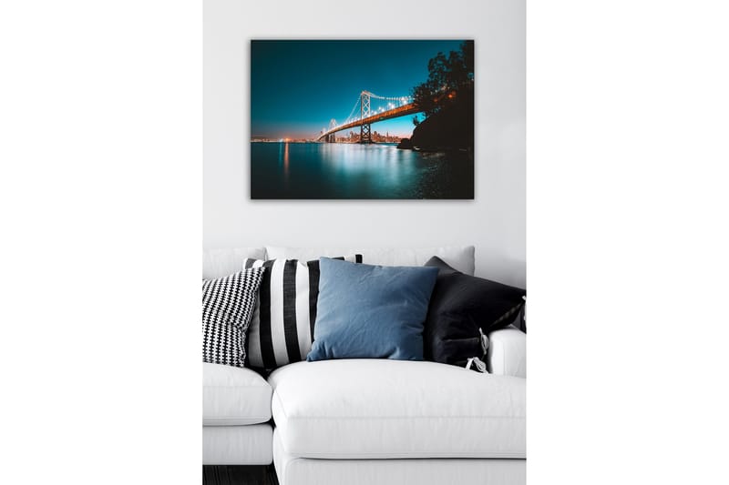 Canvas-taulu - Valaistu silta tyynen veden pinnan yli, taustalla kaupungin siluetti - Sininen / Oranssi / Musta - Sisustustuotteet - Taulu & taide - Canvas-taulu