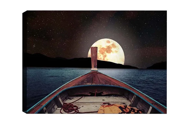 Canvas-taulu - Vene navigoimassa kohti suurta täysikuuta tyynen järven yllä - Tummansininen / Harmaa / Oranssi - Sisustustuotteet - Taulu & taide - Canvas-taulu