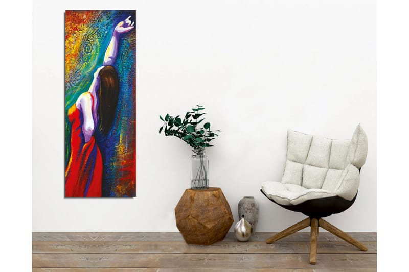 Canvas-taulu - Punaisessa mekossa oleva nainen ojentaa kättään värikästä taustaa vasten - Punainen / Sininen / Vihreä - Sisustustuotteet - Taulu & taide - Canvas-taulu
