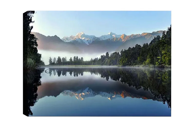 Canvas-taulu - Peilimäisiä vuoria ja metsää hiljaisen järven rannalla, Tummanvihreä / Sininen / Valkoinen