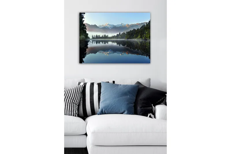 Canvas-taulu - Peilimäisiä vuoria ja metsää hiljaisen järven rannalla - Tummanvihreä / Sininen / Valkoinen - Sisustustuotteet - Taulu & taide - Canvas-taulu