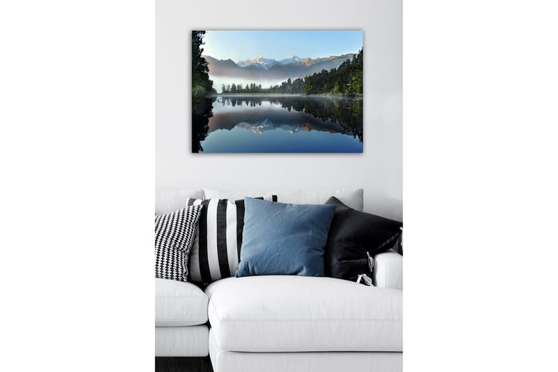 Canvas-taulu - Peilimäisiä vuoria ja metsää hiljaisen järven rannalla - Tummanvihreä / Sininen / Valkoinen - Sisustustuotteet - Taulu & taide - Canvas-taulu