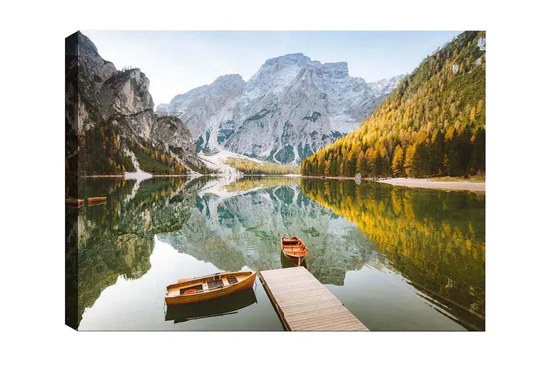 Canvas-taulu - Peilimäinen järvi vuorilla ja syksyn värisillä puilla, Vihreä / Oranssi / Sininen