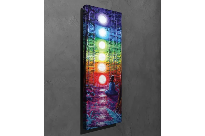 Canvastaulu 30x80 cm - Meditoiva hahmo värikkäiden chakrojen ympäröimänä metsäympäristössä - Violetti / Vihreä / Oranssi - Sisustustuotteet - Taulu & taide - Canvas-taulu