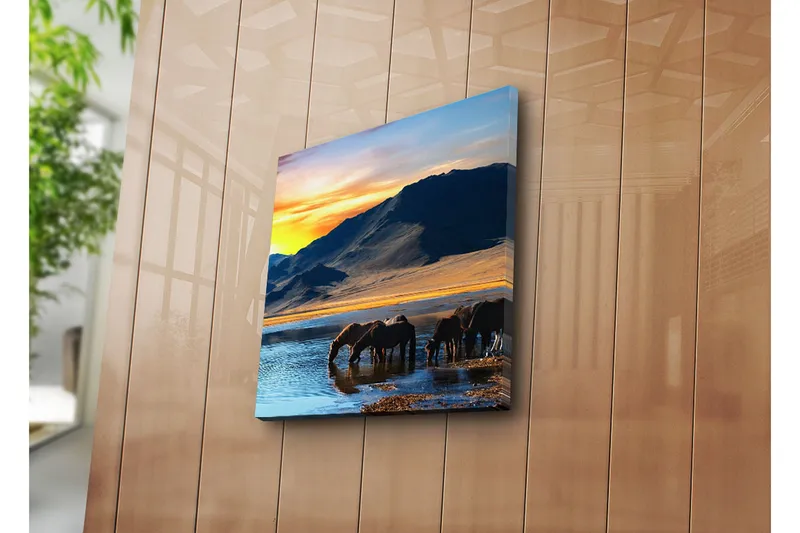 Canvastaulu 45x45 cm - Hevoset juovat peilimäisellä järvellä kauniissa vuoristomaisemassa - Sininen / Oranssi / Ruskea - Sisustustuotteet - Taulu & taide - Canvas-taulu