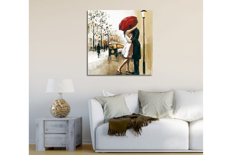 Canvastaulu 45x45 cm - Romanttinen suudelma punaisen sateenvarjon alla - Punainen / Beige / Musta - Sisustustuotteet - Taulu & taide - Canvas-taulu