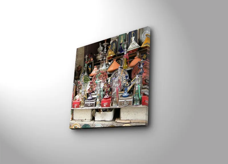 Canvastaulu 45x45 cm - Värikkäitä käsitöitä ja koriste-esineitä markkinakojulla, Punainen / Vihreä / Oranssi