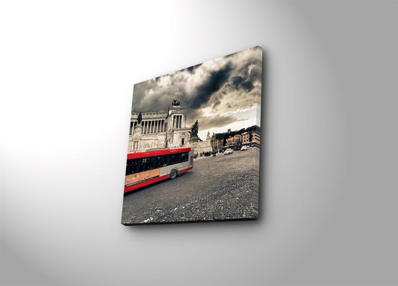 Canvastaulu 45x45 cm - Punainen kaupunkibussi aukiolla, jossa on historiallista arkkitehtuuria ja dramaattisia pilviä - Punainen / Harmaa / Beige - Sisustustuotteet - Taulu & taide - Canvas-taulu