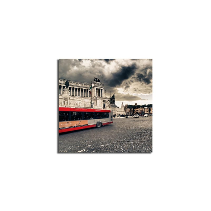 Canvastaulu 45x45 cm - Punainen kaupunkibussi aukiolla, jossa on historiallista arkkitehtuuria ja dramaattisia pilviä - Punainen / Harmaa / Beige - Sisustustuotteet - Taulu & taide - Canvas-taulu