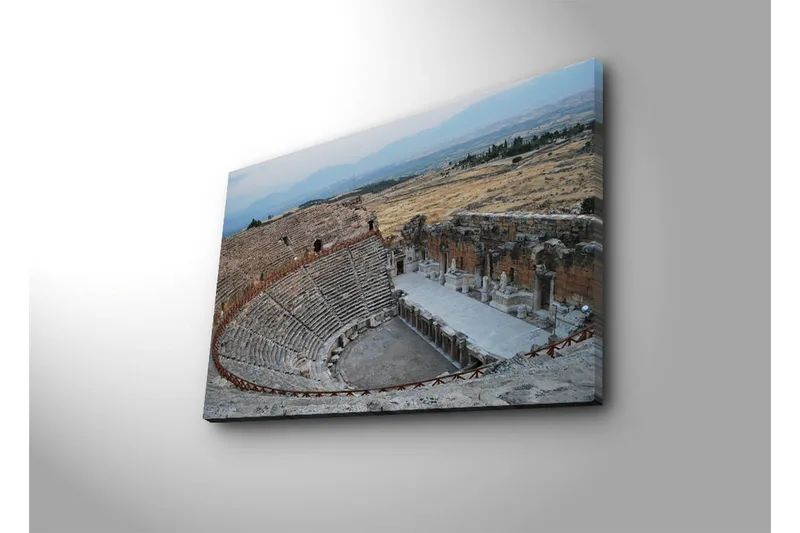 Canvastaulu 70x45 cm - Muinaisen teatterin rauniot vuoristoisessa maisemassa - Harmaa / Beige / Sininen - Sisustustuotteet - Taulu & taide - Canvas-taulu
