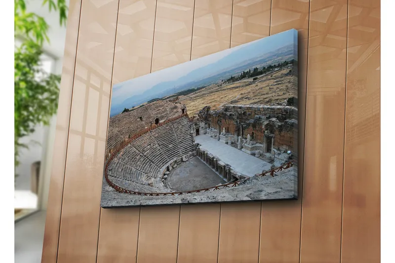 Canvastaulu 70x45 cm - Muinaisen teatterin rauniot vuoristoisessa maisemassa, Harmaa / Beige / Sininen