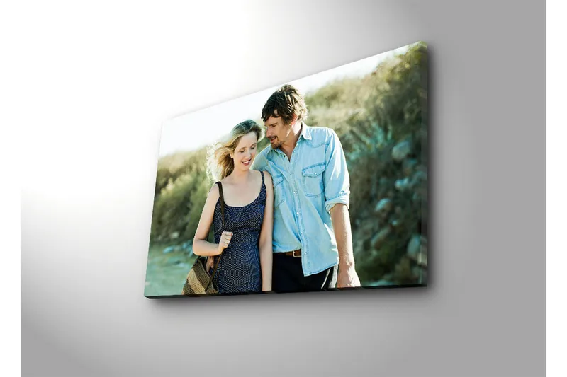 Canvastaulu 70x45 cm - Romanttinen hetki kahden ihmisen välillä kävelyllä - Sininen / Beige / Vihreä - Sisustustuotteet - Taulu & taide - Canvas-taulu