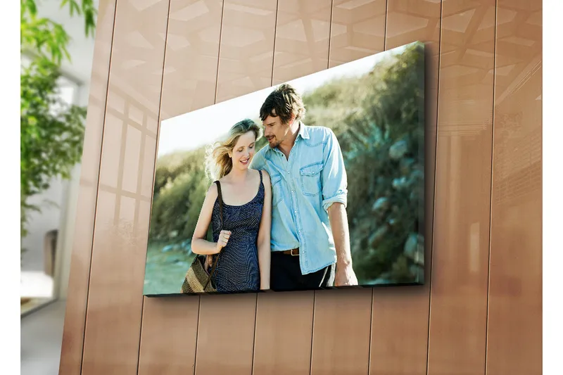 Canvastaulu 70x45 cm - Romanttinen hetki kahden ihmisen välillä kävelyllä, Sininen / Beige / Vihreä