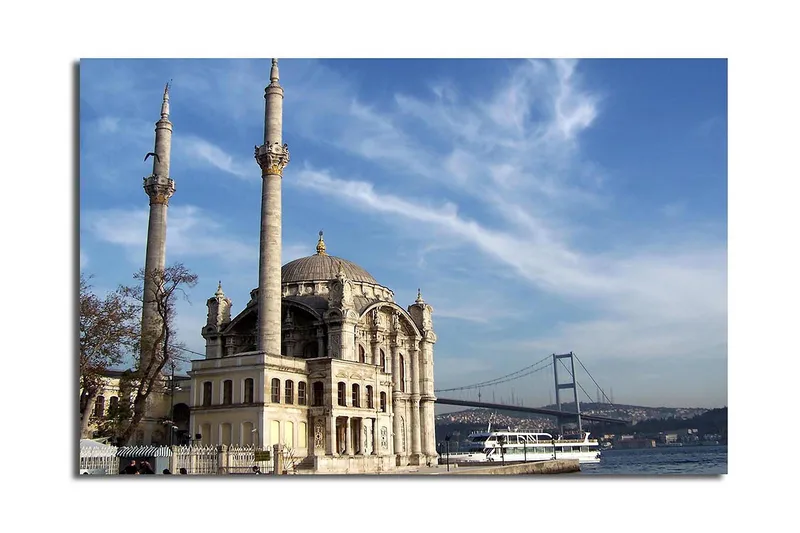 Canvastaulu 70x45 cm - Upea moskeija veden äärellä ja taustalla silta, Harmaa / Beige / Sininen