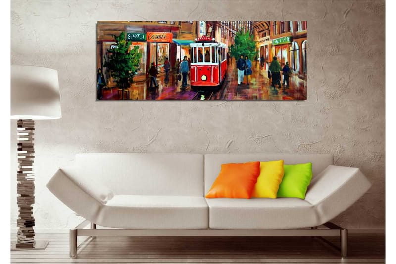 Canvastaulu 80x30 cm - Punainen raitiovaunu vilkkaalla kadulla, jossa on ihmisiä ja kauppoja - Punainen / Vihreä / Ruskea - Sisustustuotteet - Taulu & taide - Canvas-taulu