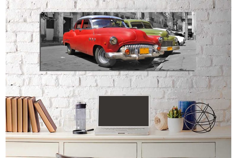 Canvastaulu 80x30 cm - Punainen vintage-auto kadulla ja vihreä auto taustalla - Punainen / Vihreä / Harmaa - Sisustustuotteet - Taulu & taide - Canvas-taulu