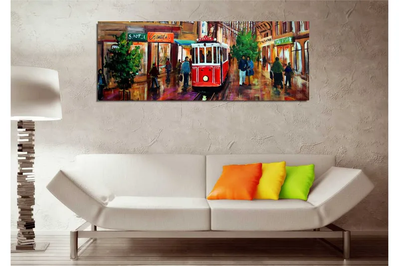 Canvastaulu 80x30 cm - Punainen raitiovaunu vilkkaalla kadulla, jossa on ihmisiä ja kauppoja - Punainen / Vihreä / Ruskea - Sisustustuotteet - Taulu & taide - Canvas-taulu