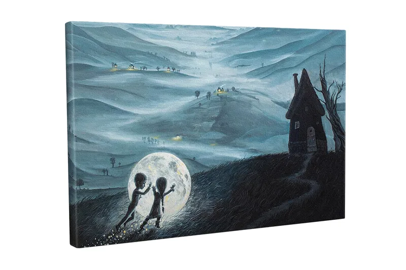Canvastaulu - Kaksi lasta leikkimässä suuren kuun kanssa unenomaisessa maisemassa, Tummansininen / Vaaleanharmaa / Musta