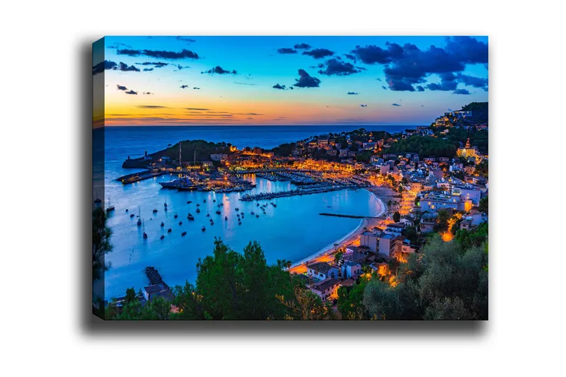Canvastaulu - Kaunis rannikkokaupunki hämärässä veneiden kanssa satamassa, Sininen / Oranssi / Vihreä