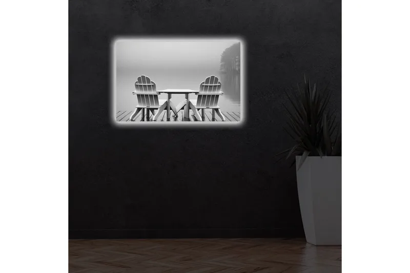 Canvastaulu LED-valaistuksella 45x70 cm - Kaksi valkoista tuolia tyynen järven rannalla - Valkoinen / Harmaa - Sisustustuotteet - Taulu & taide - Canvas-taulu