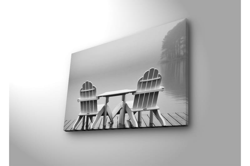 Canvastaulu LED-valaistuksella 45x70 cm - Kaksi valkoista tuolia tyynen järven rannalla - Valkoinen / Harmaa - Sisustustuotteet - Taulu & taide - Canvas-taulu