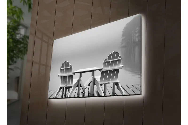 Canvastaulu LED-valaistuksella 45x70 cm - Kaksi valkoista tuolia tyynen järven rannalla, Valkoinen / Harmaa