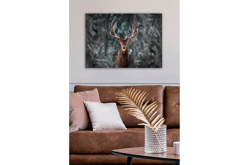 Canvastaulu - Majesteettinen hirvi vaikuttavine sarvineen lumisessa metsäympäristössä - Ruskea / Harmaa / Valkoinen - Sisustustuotteet - Taulu & taide - Canvas-taulu