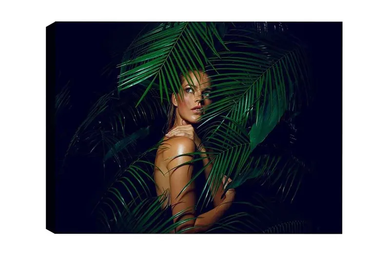 Canvastaulu - Nainen osittain piilossa vihreiden palmunlehtien takana, Tummanvihreä / Ihonväri / Musta