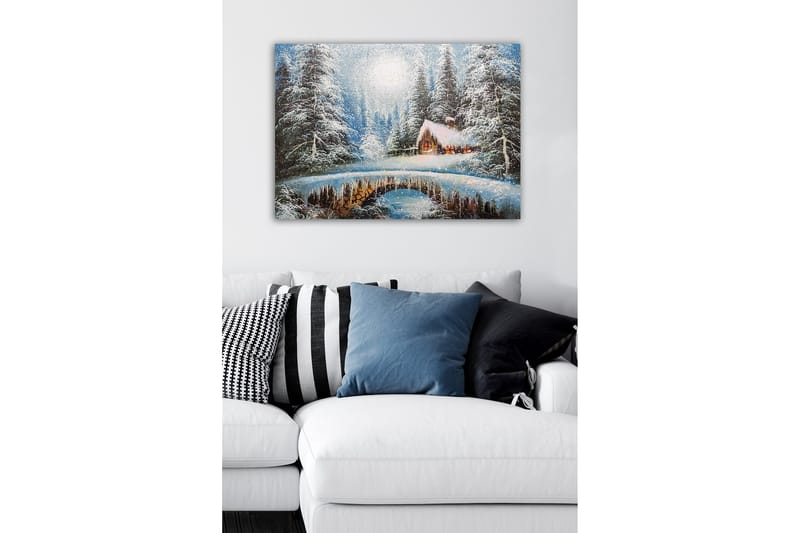 Canvastaulu - Talvimaisema mökillä ja lumipeitteisillä puilla - Valkoinen / Sininen / Ruskea - Sisustustuotteet - Taulu & taide - Canvas-taulu