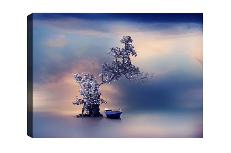 Canvastaulu - Yksinäinen vene salaperäisen puutähdistön vieressä peilimäisessä veden pinnalla - Sininen / Harmaa / Valkoinen - Sisustustuotteet - Taulu & taide - Canvas-taulu