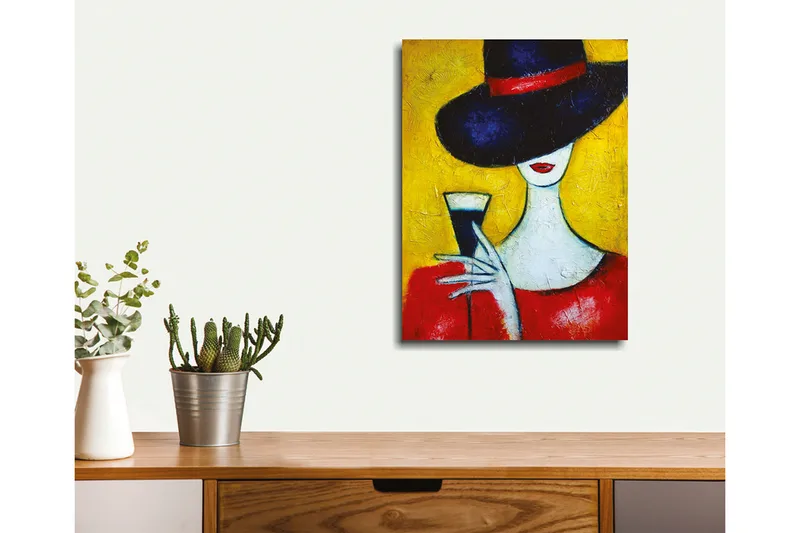 Pieni canvas-taulu 30x40 cm - Elegantti nainen isolla hatulla ja lasilla kädessään - Tummansininen / Punainen / Keltainen - Sisustustuotteet - Taulu & taide - Canvas-taulu