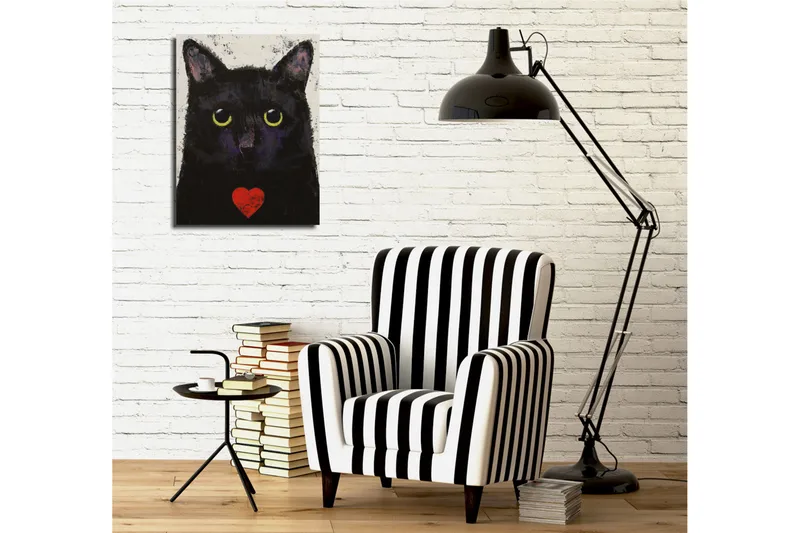 Pieni canvas-taulu 30x40 cm - Musta kissa suurilla silmillä ja punaisella sydämellä rinnassa - Musta / Keltainen / Punainen - Sisustustuotteet - Taulu & taide - Canvas-taulu