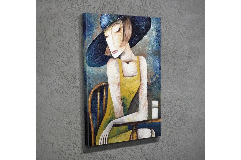 Pieni canvas-taulu 30x40 cm - Nainen hattu päässä istumassa pöydän ääressä rennossa asennossa, Sininen / Keltainen / Valkoinen