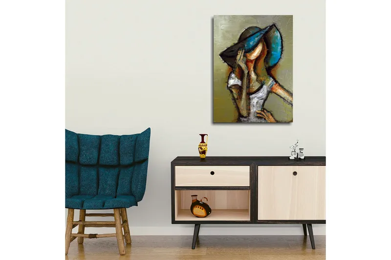 Pieni canvas-taulu 30x40 cm - Nainen isossa hatussa rennossa asennossa - Sininen / Beige / Ruskea - Sisustustuotteet - Taulu & taide - Canvas-taulu