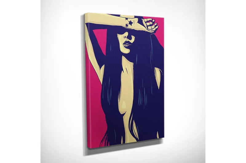 Pieni canvas-taulu 30x40 cm - Tyylitelty pitkätukkainen nainen suojaa kasvojaan käsivarrellaan - Tummansininen / Vaaleanpunainen / Beige - Sisustustuotteet - Taulu & taide - Canvas-taulu