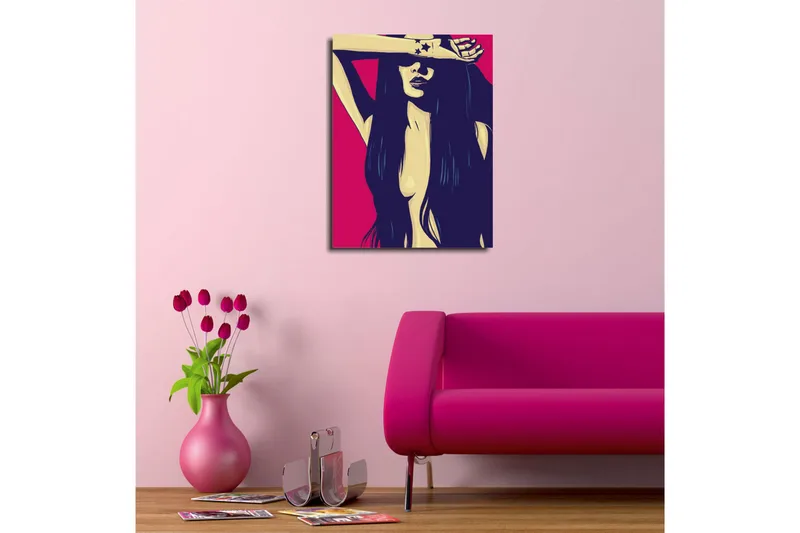 Pieni canvas-taulu 30x40 cm - Tyylitelty pitkätukkainen nainen suojaa kasvojaan käsivarrellaan - Tummansininen / Vaaleanpunainen / Beige - Sisustustuotteet - Taulu & taide - Canvas-taulu