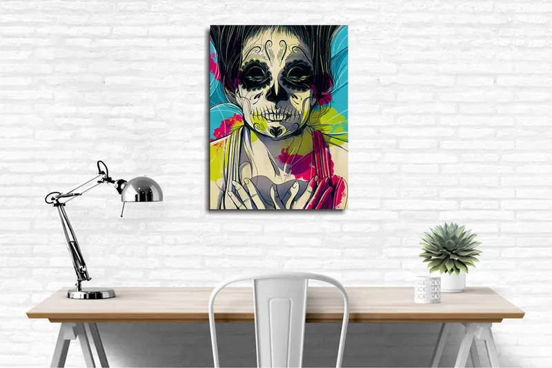 Pieni canvas-taulu 30x40 cm - Veistos naisesta, jolla on luuranko kasvot ja kukkia taustalla - Musta / Vaaleanpunainen / Vihreä - Sisustustuotteet - Taulu & taide - Canvas-taulu