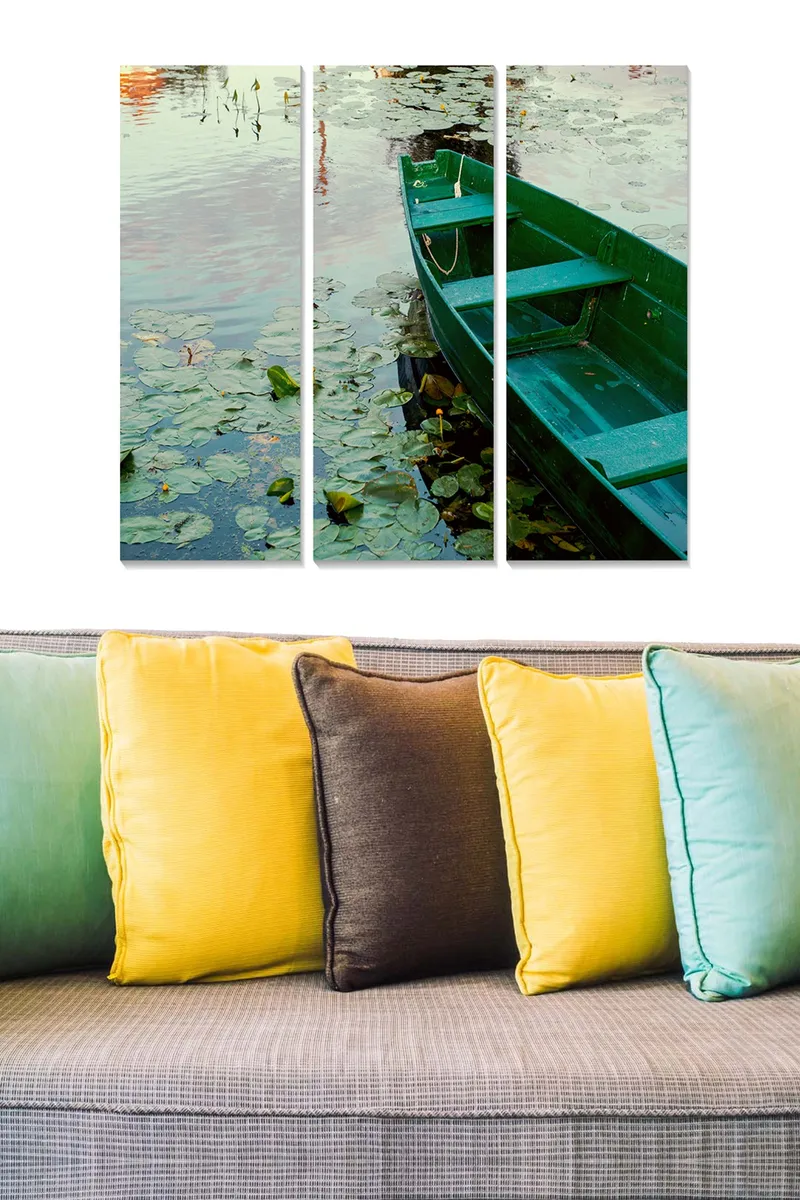 Puinen canvas-taulu, 3 osaa, 50x70 cm - Vihreä vene peilimäisellä vedellä ja lumpeilla, Vihreä / Sininen / Beige